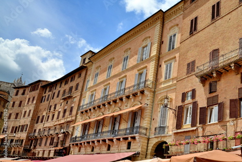 facciate di antichi palazzi