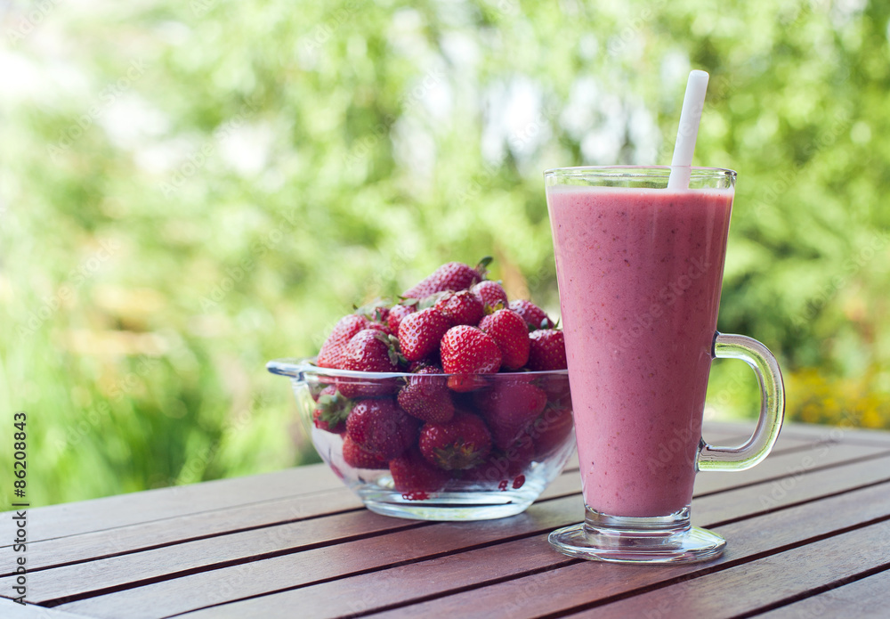 Fototapeta premium Koktajl truskawkowy