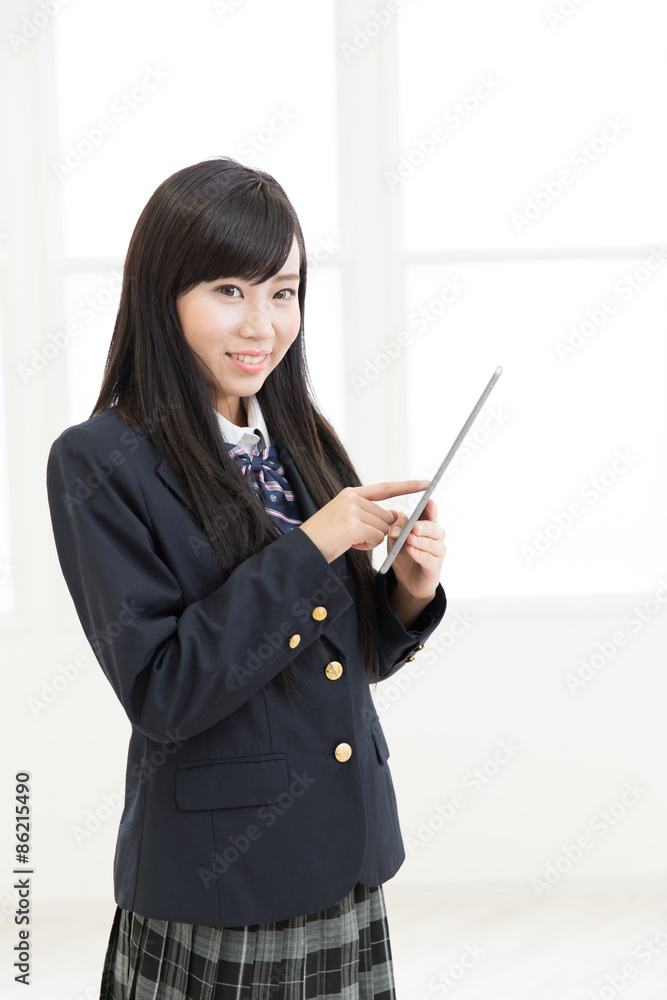 タブレットPCを使う女子高生