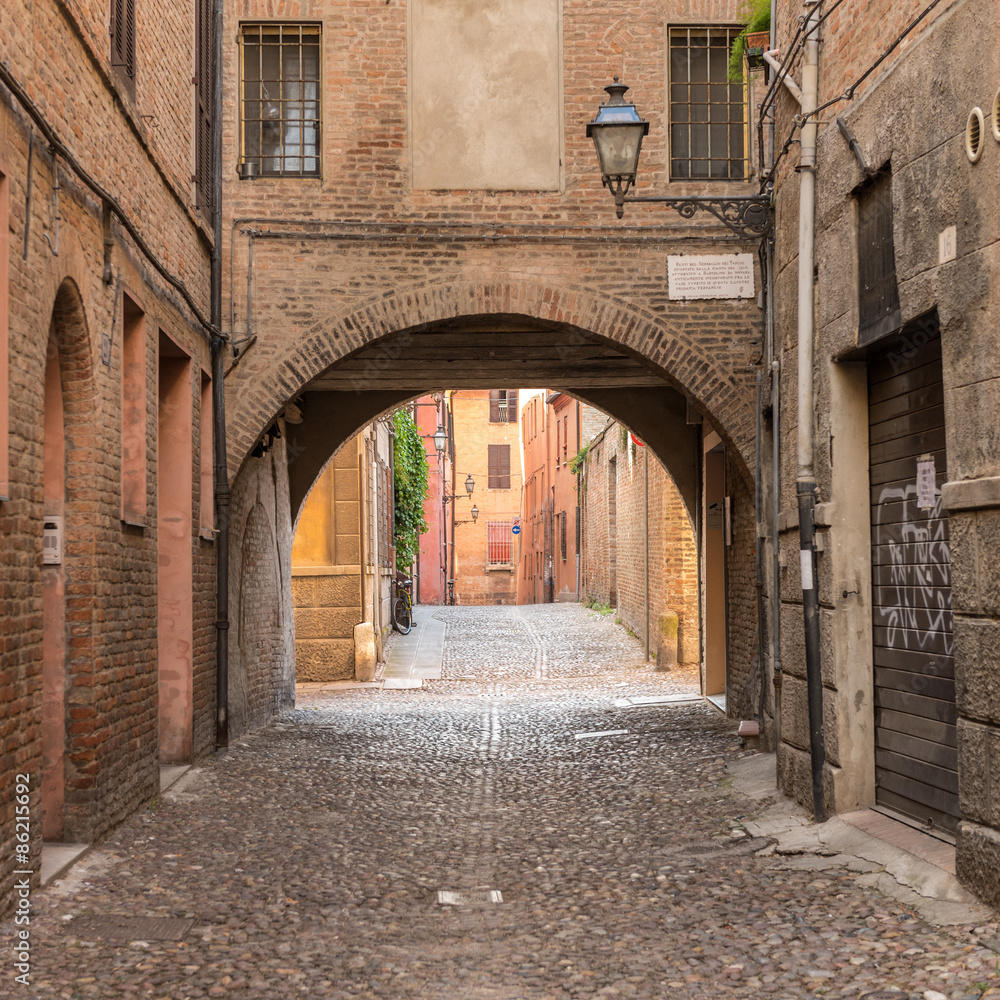 Fototapeta premium Starożytna średniowieczna ulica w centrum miasta Ferrara