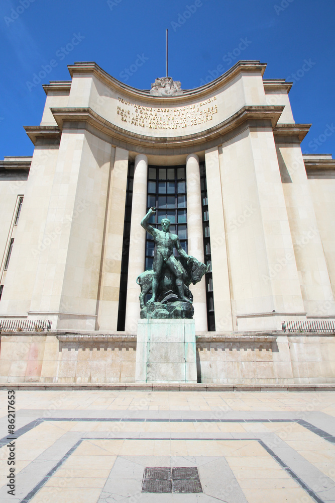 Obraz premium Paris / Trocadero - Statue d’Hercule domptant un bison