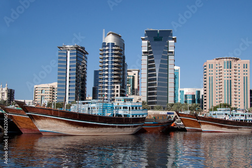 Dhaus vor der Skyline in Dubai photo