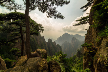 Wandcirkels China Huangshan bergen in mistige sfeer  © allexpan