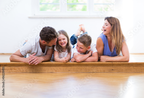 Obraz na płótnie familie zu hause auf dem boden