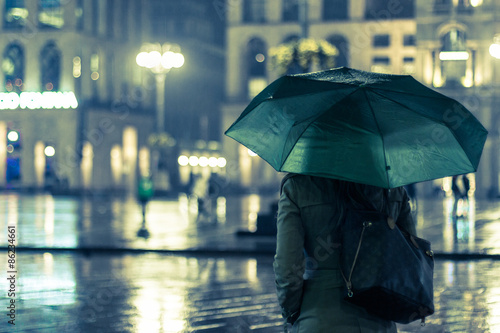 ragazza con ombrello verde in Piazza Duomo a Milano photo