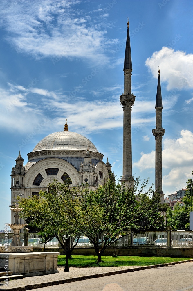 Fototapeta premium Dolmabahce Bezm-i Alme Valide Sultan Mosque