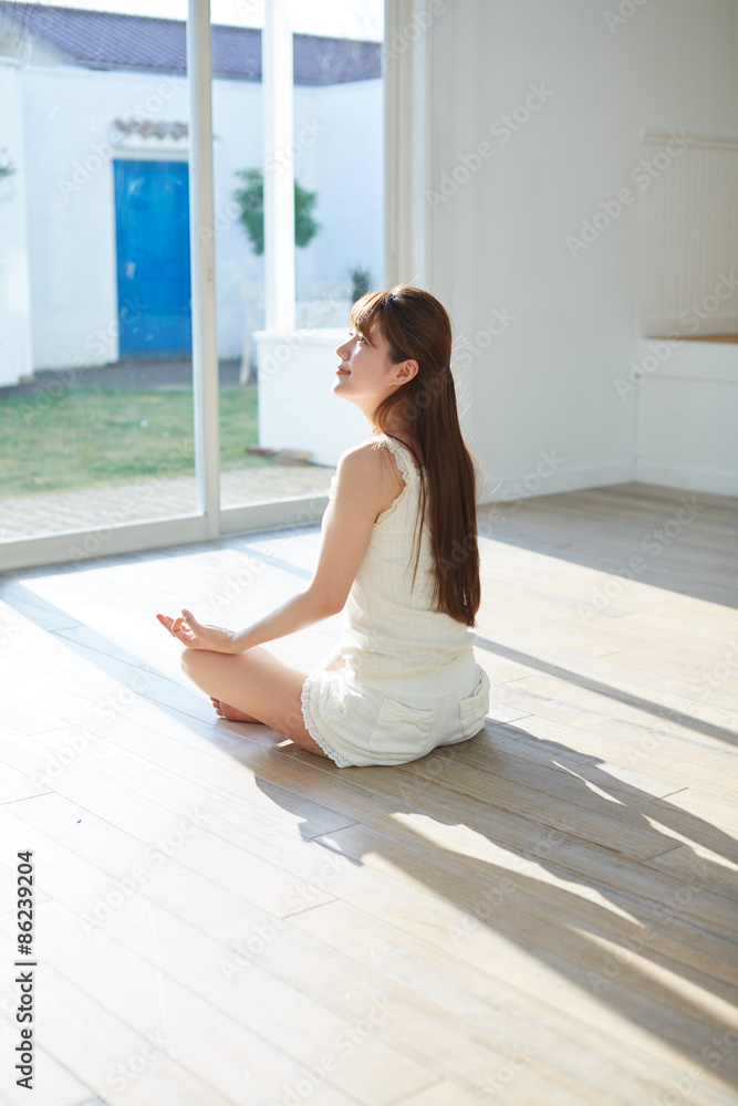ヨガをする若い女性 ヨガをする若い女性