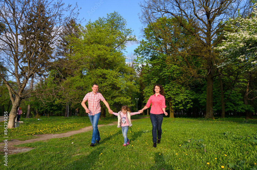 Obraz premium family plays on fresh air walk