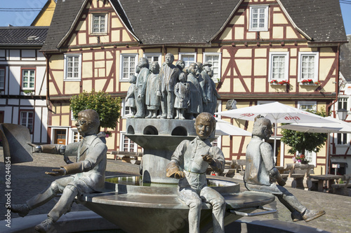 Ratsbrunnen auf dem Marktplatz in Linz am Rhein, Deutschland