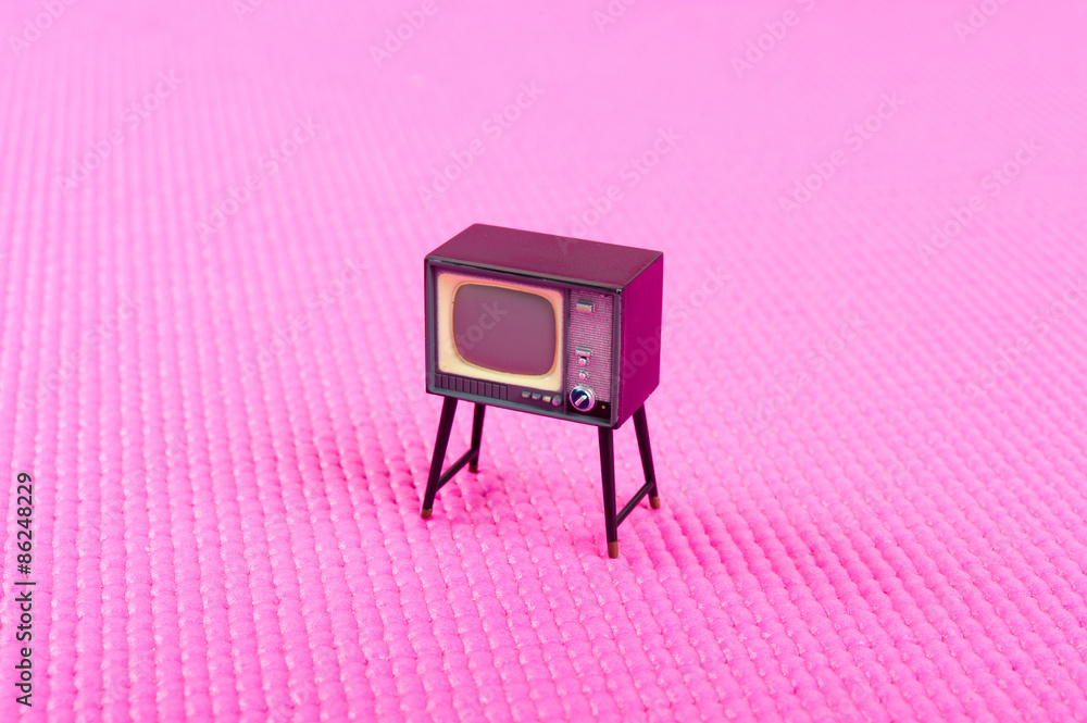 ピンクの背景とブラウン管テレビ Stock 写真 Adobe Stock