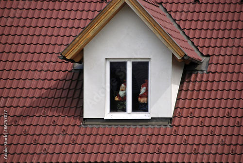 Mansardenfenster mit obszönen Zwergen