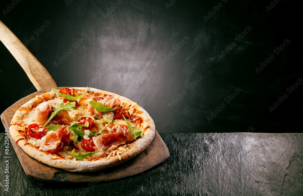 Ham, tomato and arugula pizza - obrazy, fototapety, plakaty 