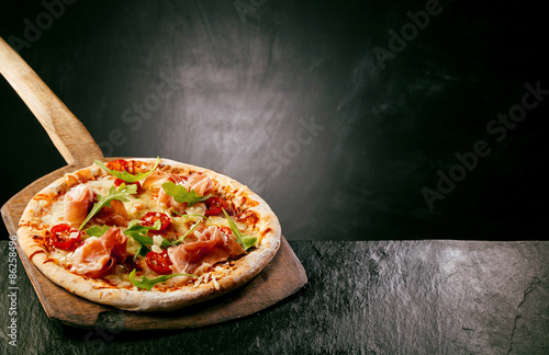 Stampa su tela Ham, tomato and arugula pizza
