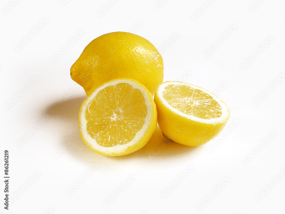 Eine ganze Zitrone und zwei Zitronenhälften Eine ganze Zitrone und zwei Zitronenhälften