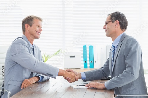 Billede på lærred Concluding a contract between two businessmen