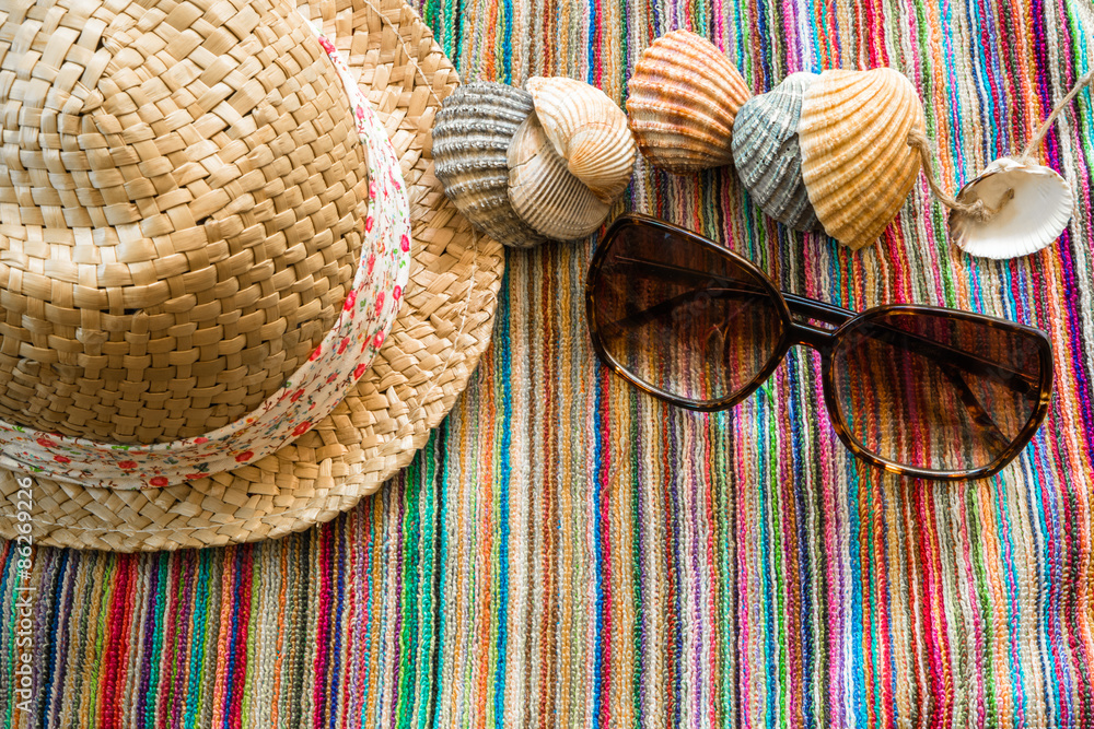 Accessoire de plage femme avec chapeau de paille, lunettes de soleil,  serviette de plage et collier de coquillages. Stock Photo | Adobe Stock