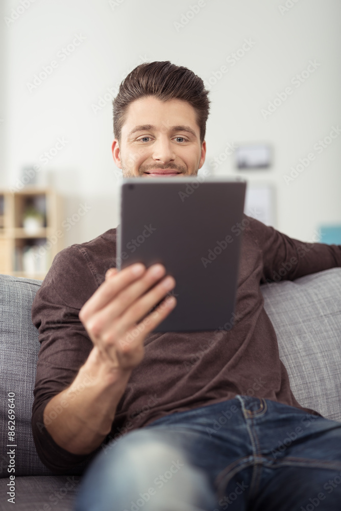 student liest zuhause am tablet student liest zuhause am tablet