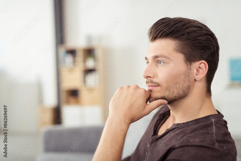nachdenklicher mann in seiner wohnung nachdenklicher mann in seiner wohnung