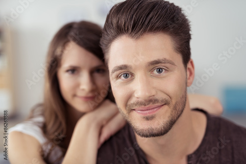 glücklicher mann mit seiner freundin