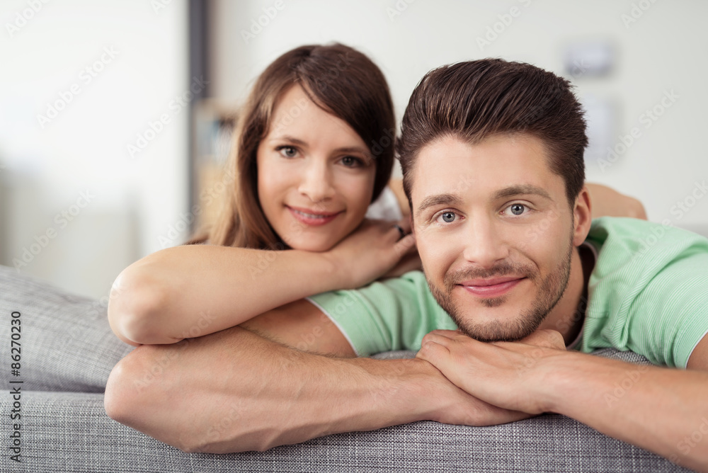 verliebtes junges paar in der wohnung verliebtes junges paar in der wohnung