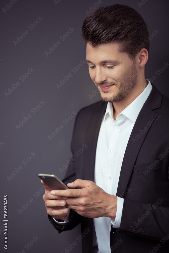 geschäftsmann schaut auf sein mobiltelefon geschäftsmann schaut auf sein mobiltelefon