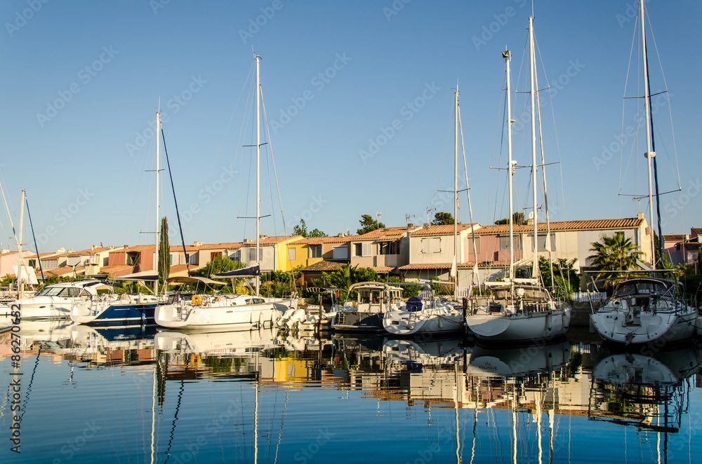 Fototapeta premium Spiegelung von Segelbooten im hafen von Cap d'Agde
