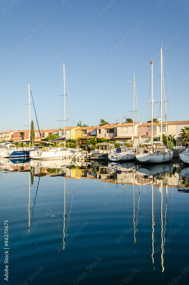 Fototapeta premium Spiegelung von Segelbooten im hafen von Cap d'Agde