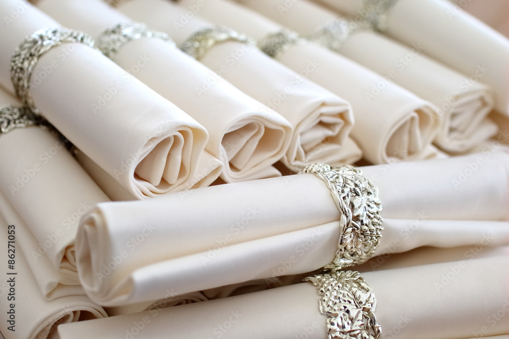 set napkins with rings