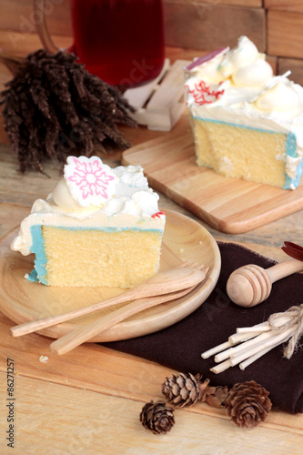 White cream cake delicious and drink red water mix soda