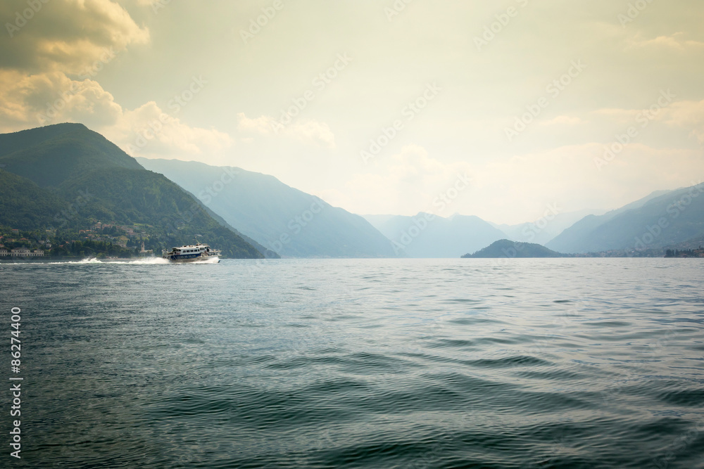 aliscafo in navigazione su Lago di Como