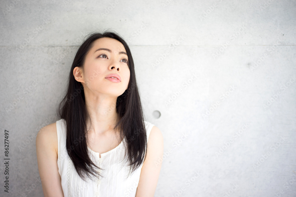 考える女性 考える女性