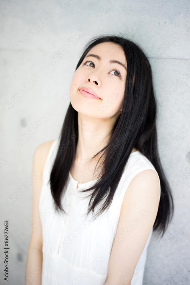 考える女性 考える女性