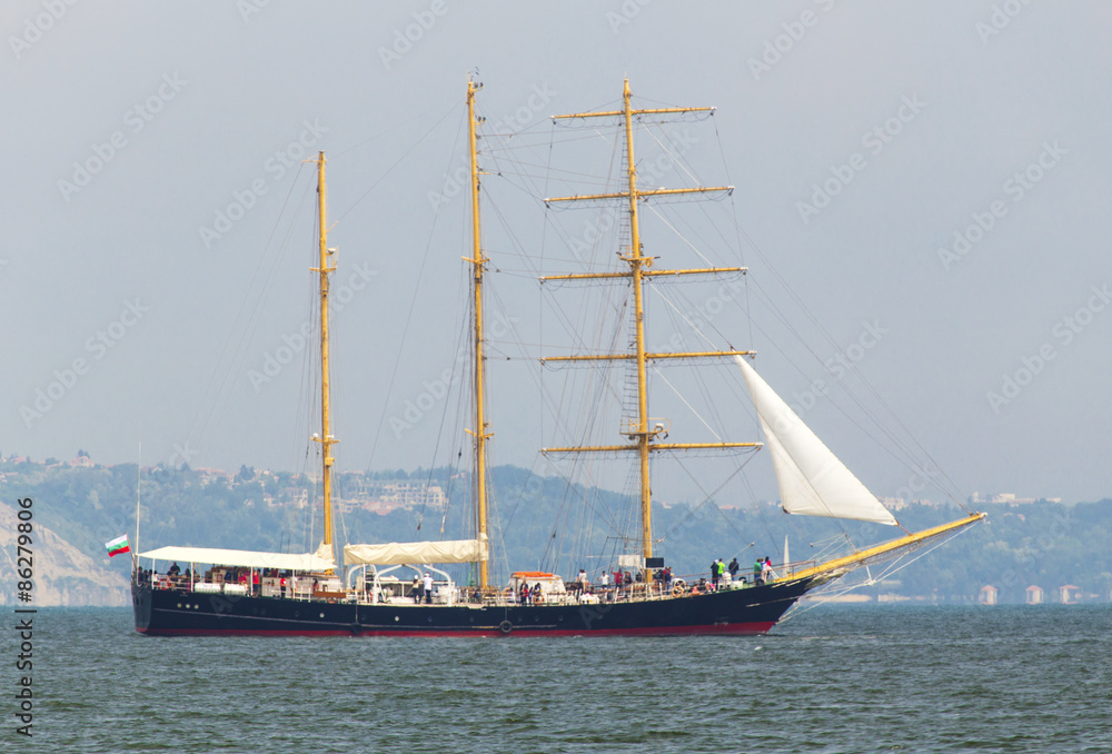 Naklejka premium Sailing ship in the sea