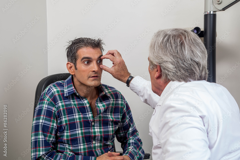 Obraz premium Ophthalmologist checking the eyes