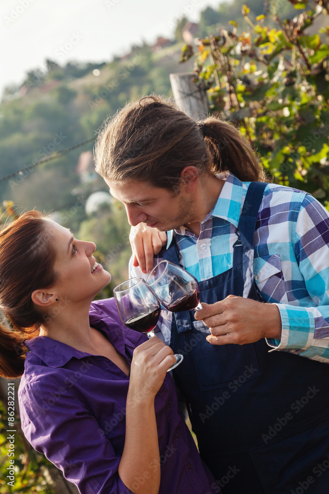Obraz premium Beautiful Couple Toasting