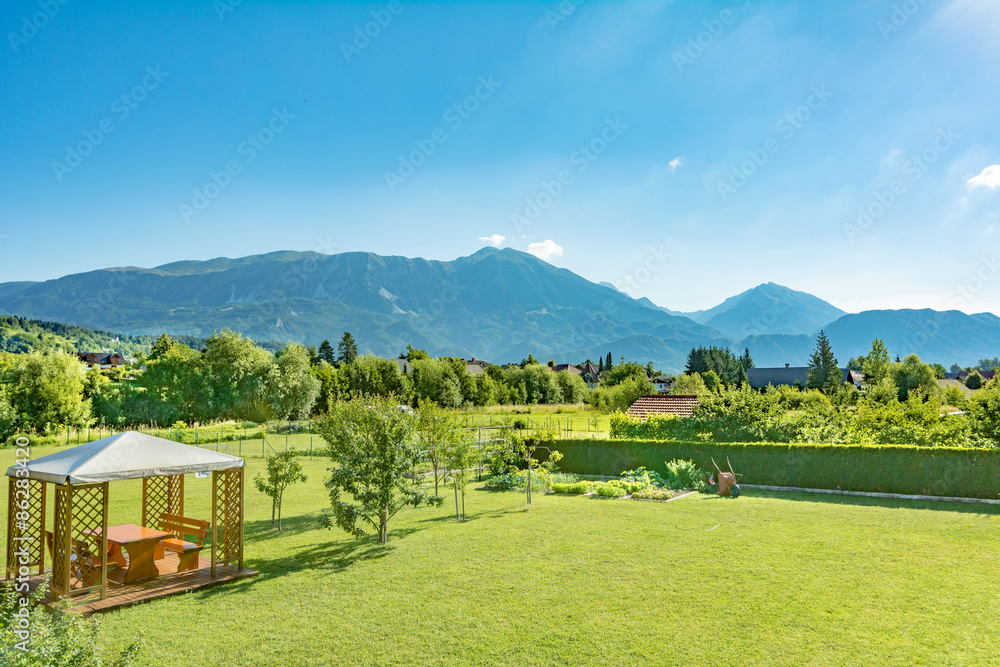 Gartenanlage, Alpen im Hintergrund