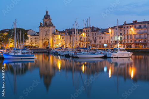 Heure bleue sur le port de la Rochelle et sa grosse horloge