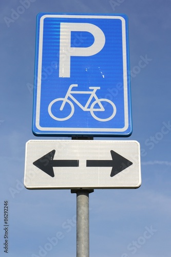 niederländisches Verkehrszeichen: Parkplatz für Fahrräder