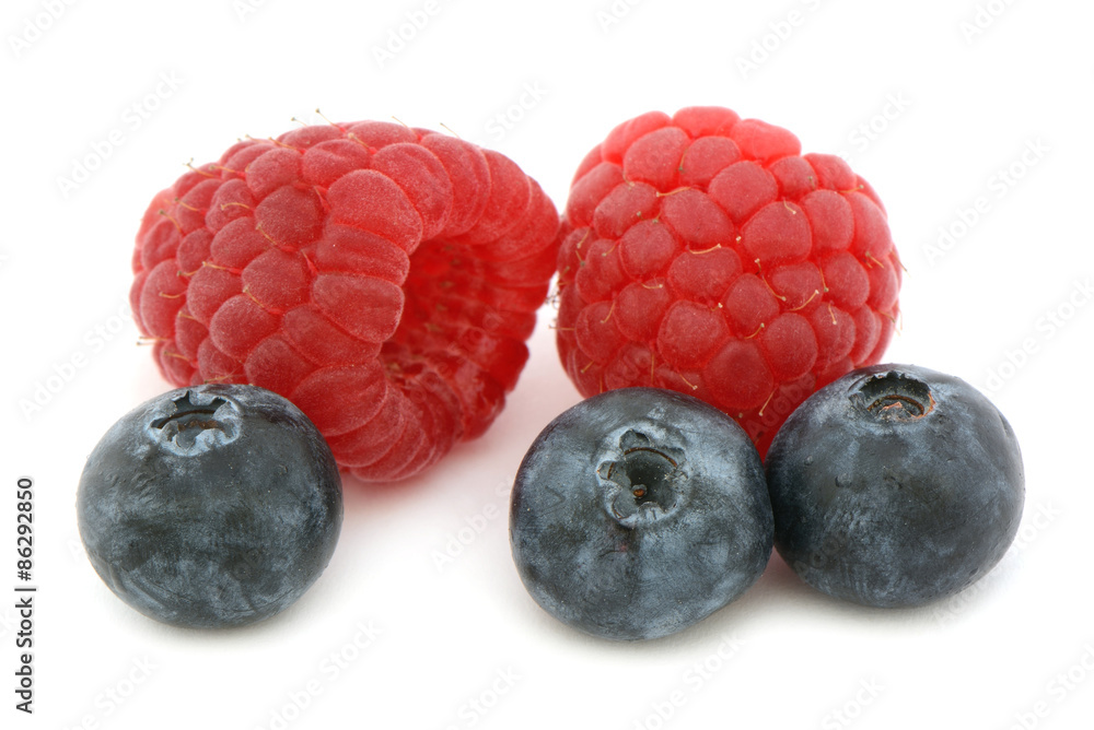Himbeeren und Blaubeeren Stock Photo | Adobe Stock