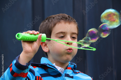 Junge macht Seifenblasen