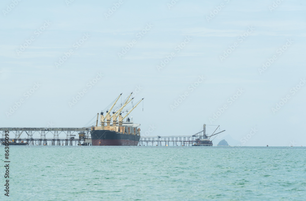 Obraz premium Ore boat harbor