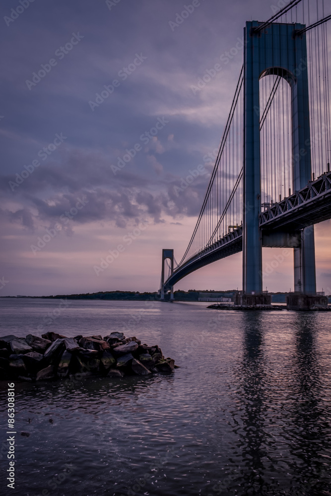 Fototapeta premium Most łączący Brooklyn z Staten Island o nazwie Verrazano bridge o zmierzchu
