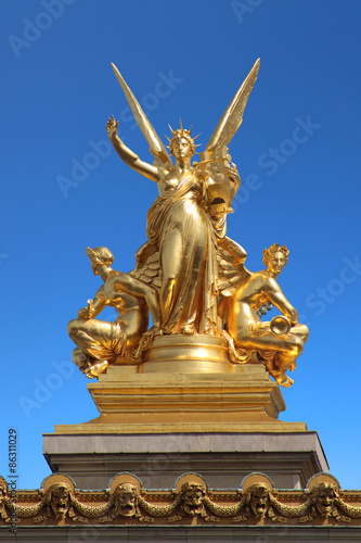 Paris - Palais Garnier / Statue sur le toit de l'opéra (L'Harmonie)