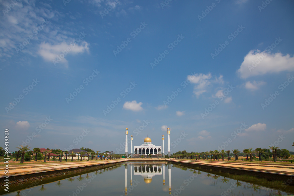 Fototapeta premium Mosque in southern of Thailand, Central mosque for prayed and most of muslim like to prayed god at mosque, Beautiful mosque in good weather day.