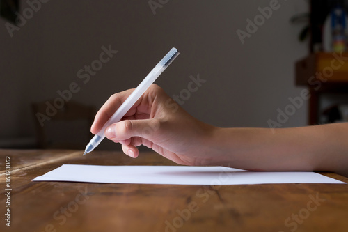 La main prête à ecrire la conception ou la lettre de motivation photo