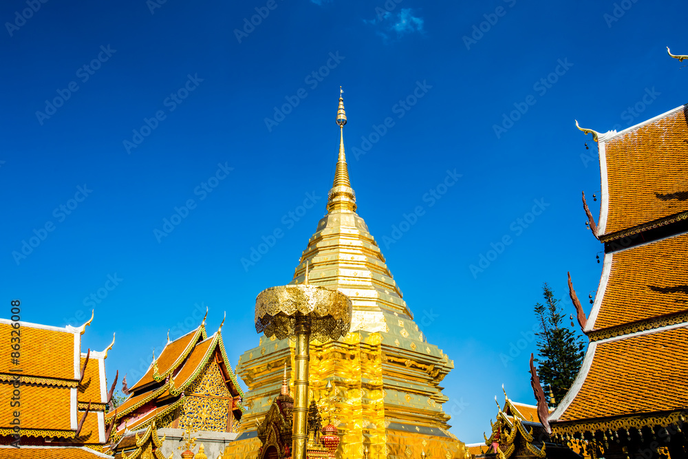 Fototapeta premium golden pagoda wat phratatdoisuthep chiangmai Thailand
