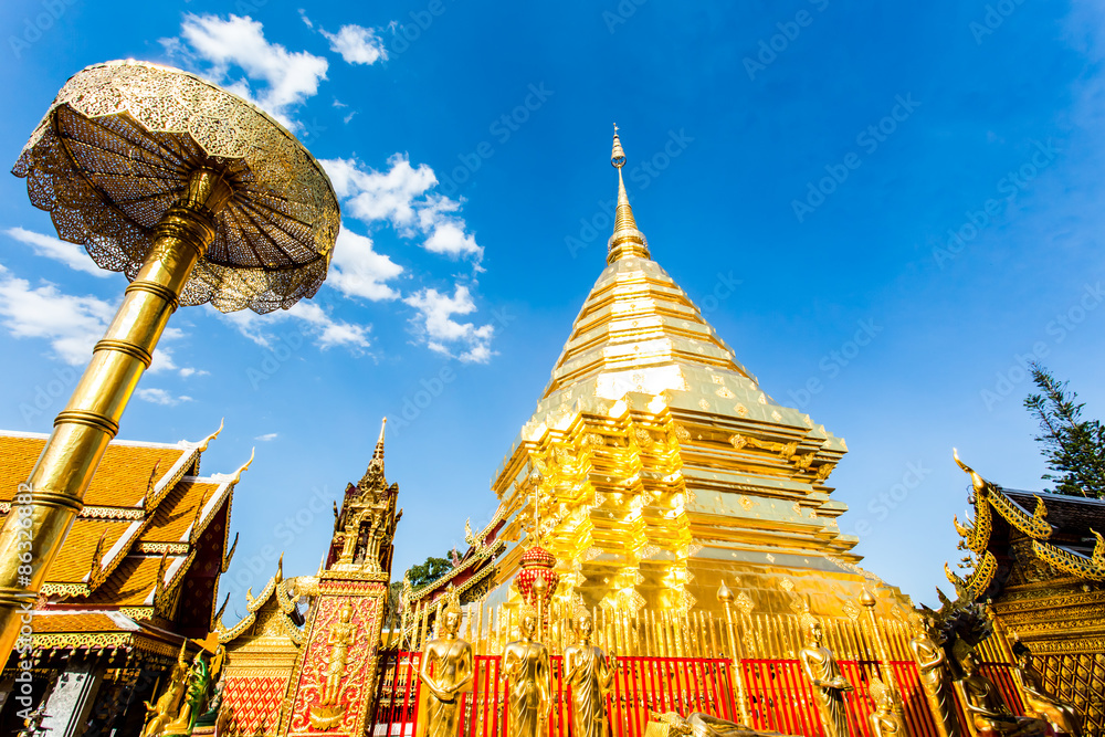 Fototapeta premium golden pagoda wat phratatdoisuthep chiangmai Thailand