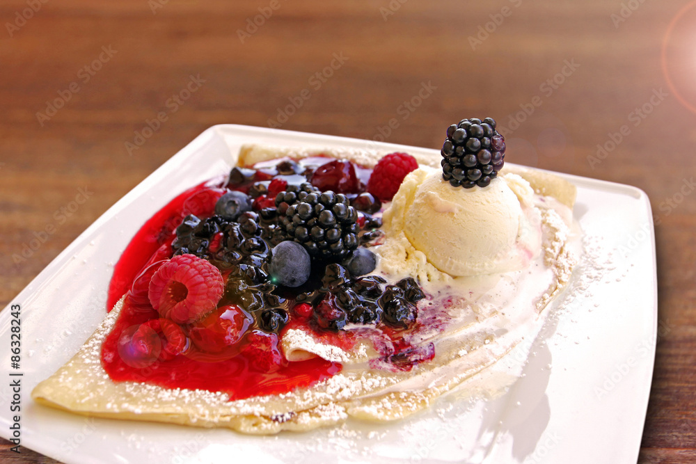 crêpe mit vanilleeis und beeren Stock-Foto | Adobe Stock