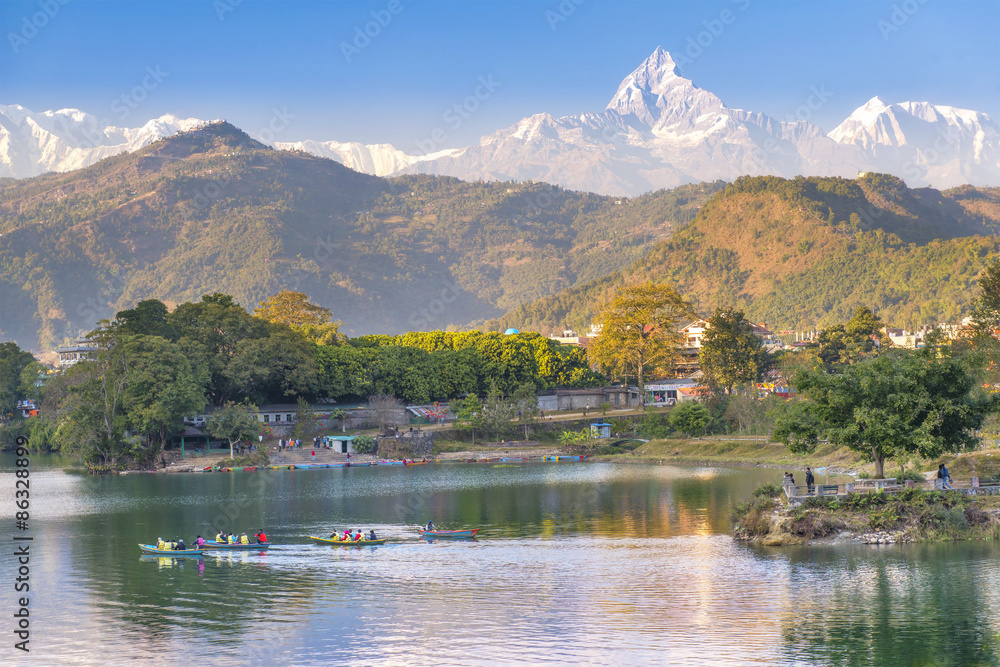 Obraz premium Pokhara lake and and Annapurna in Nepal