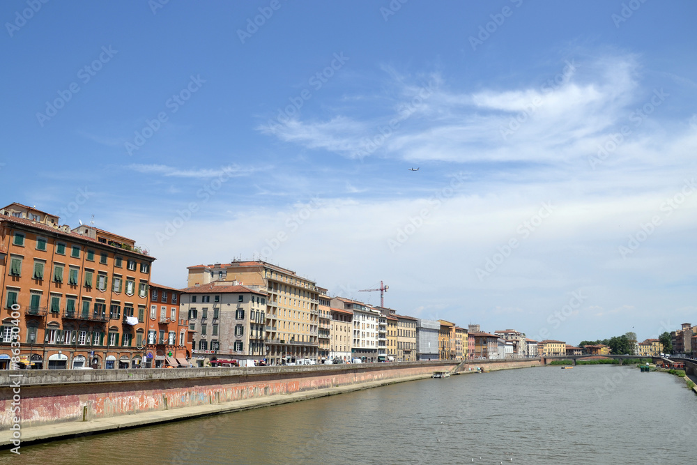 il fiume Arno attravarsa Pisa